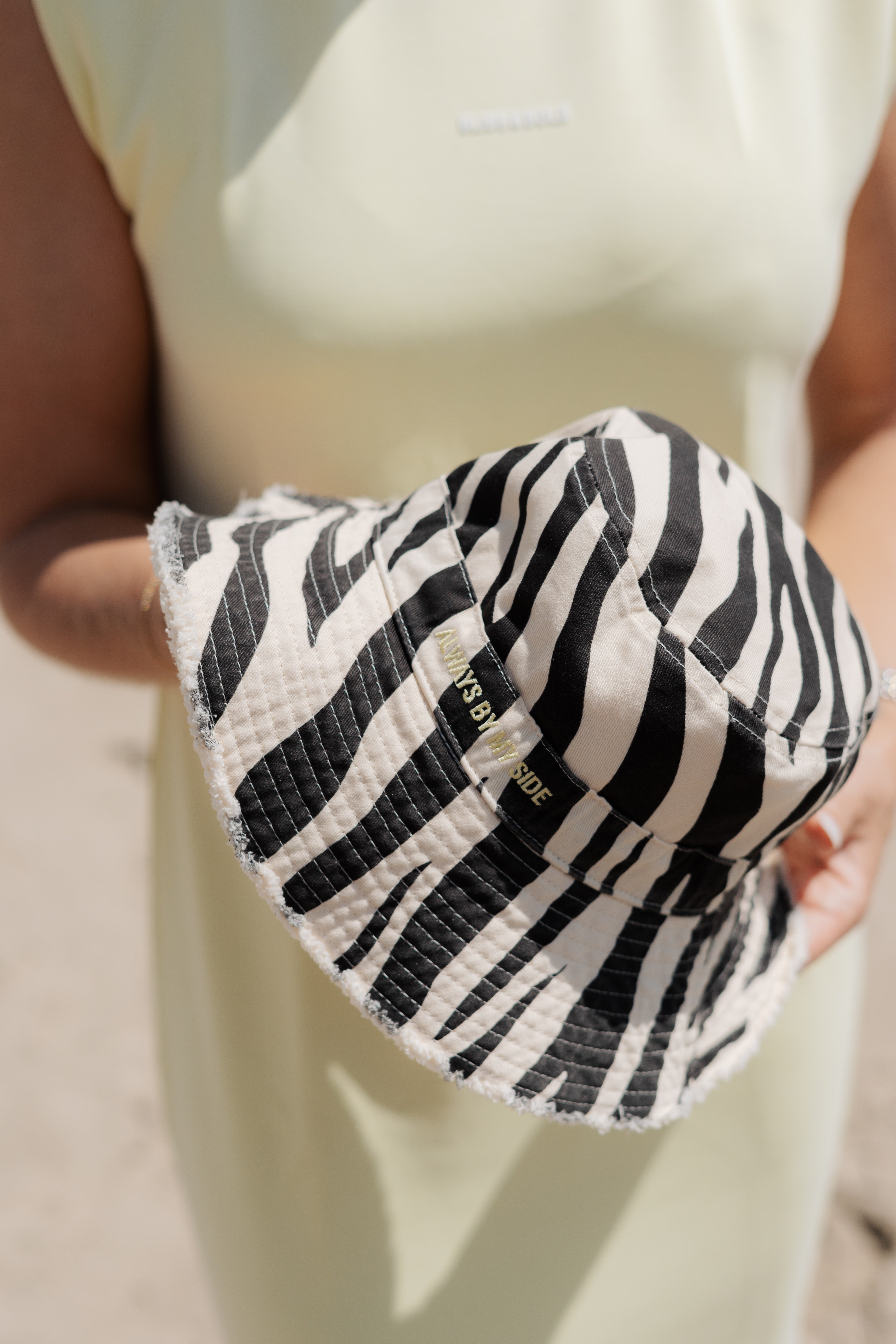 NELIPIES X BLISS & BOLD FISCHERHUT WENDEOPTIK ZEBRA / OFF-WHITE