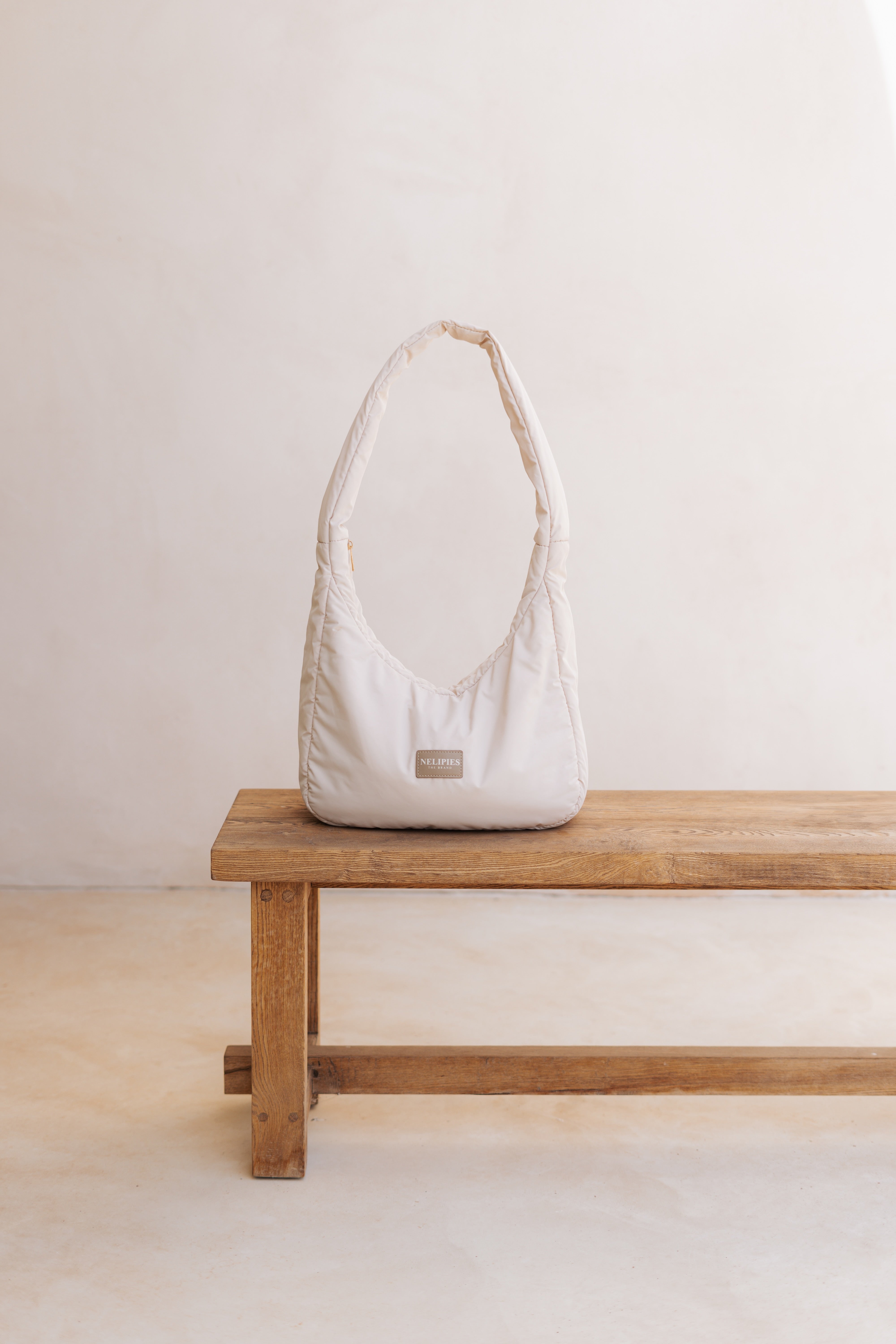 PUFFER HALFMOON BAG CREME