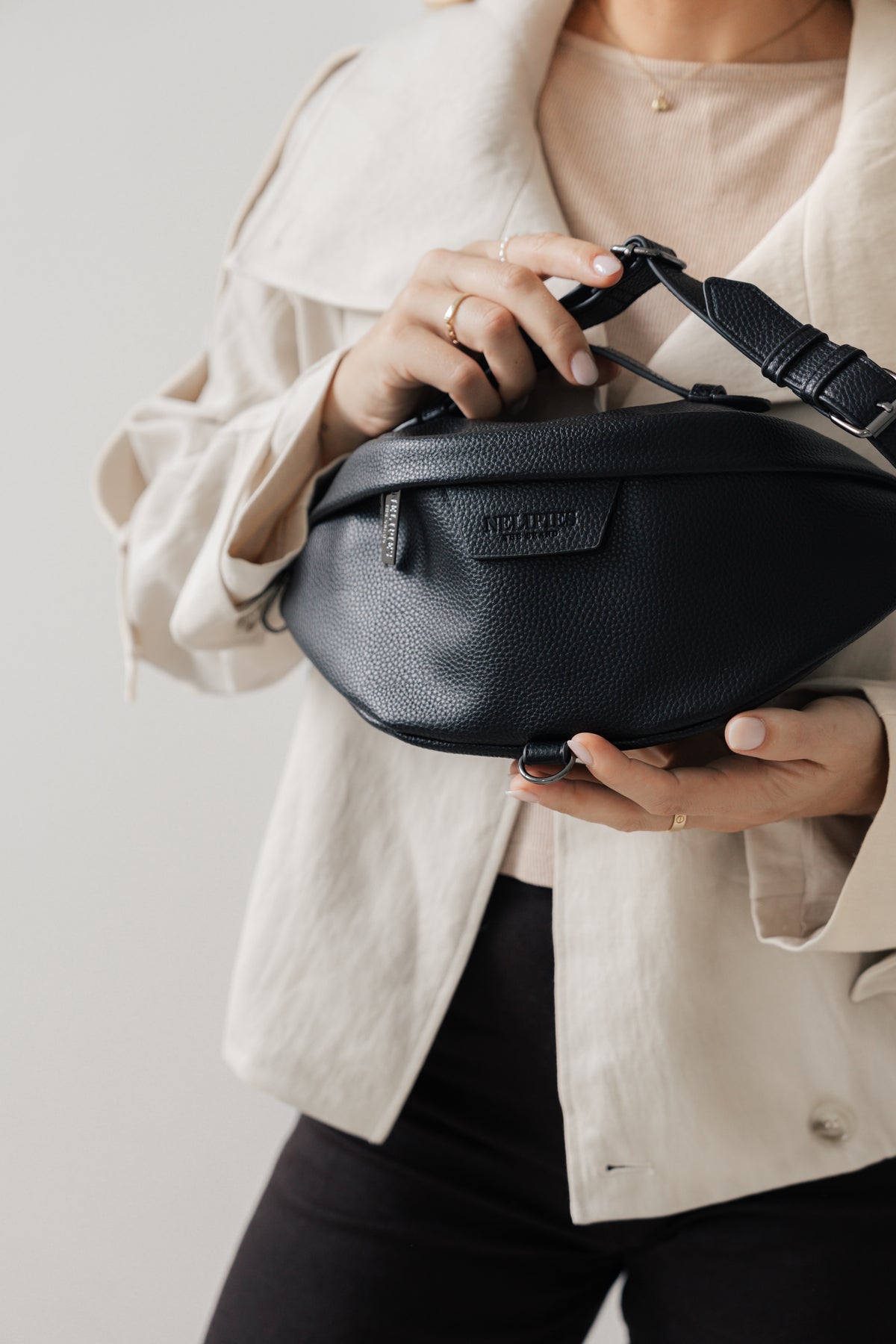 BAUCHTASCHE IN LEDEROPTIK SCHWARZ