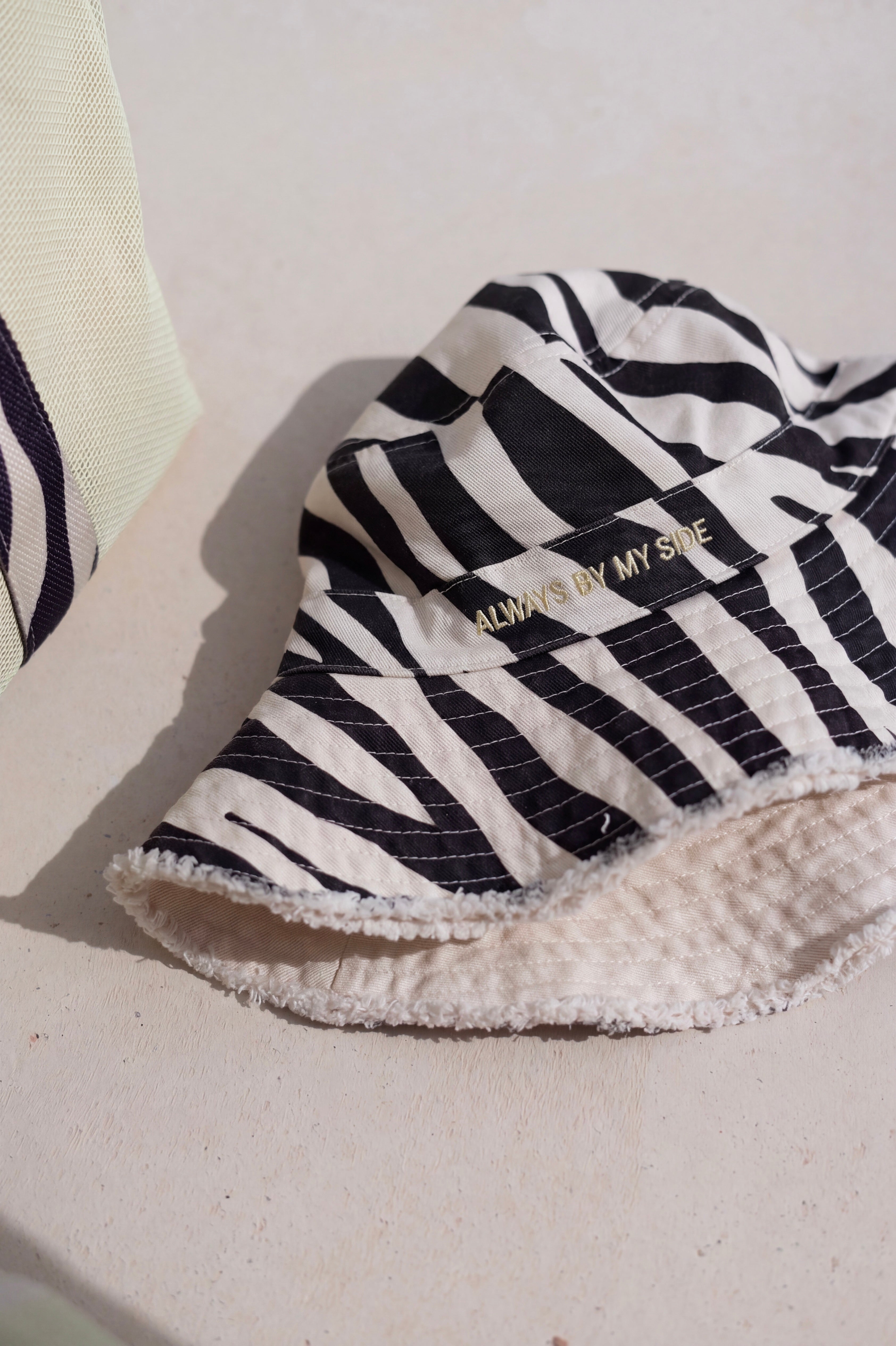 NELIPIES X BLISS & BOLD FISCHERHUT WENDEOPTIK ZEBRA / OFF-WHITE