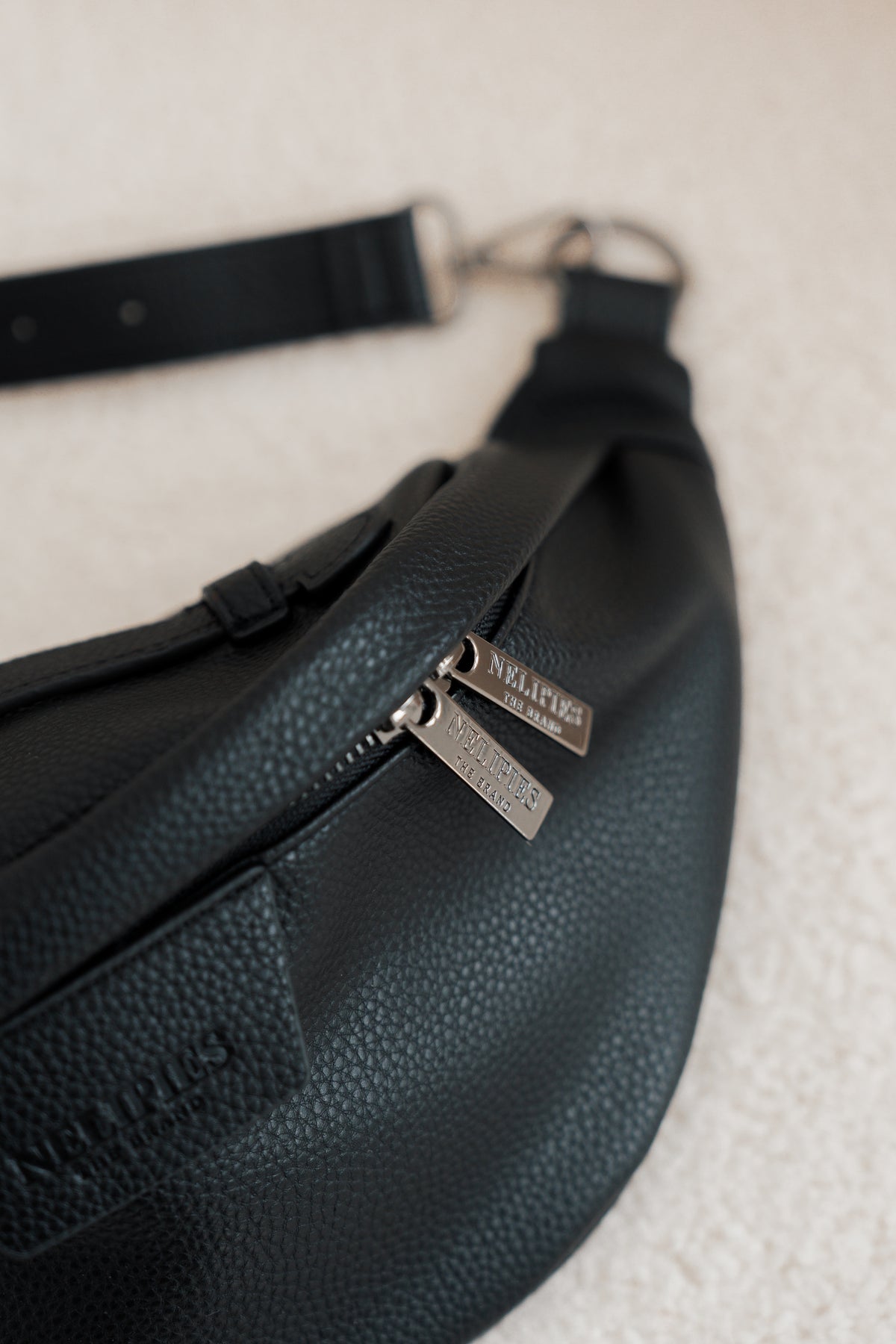 BAUCHTASCHE IN LEDEROPTIK SCHWARZ