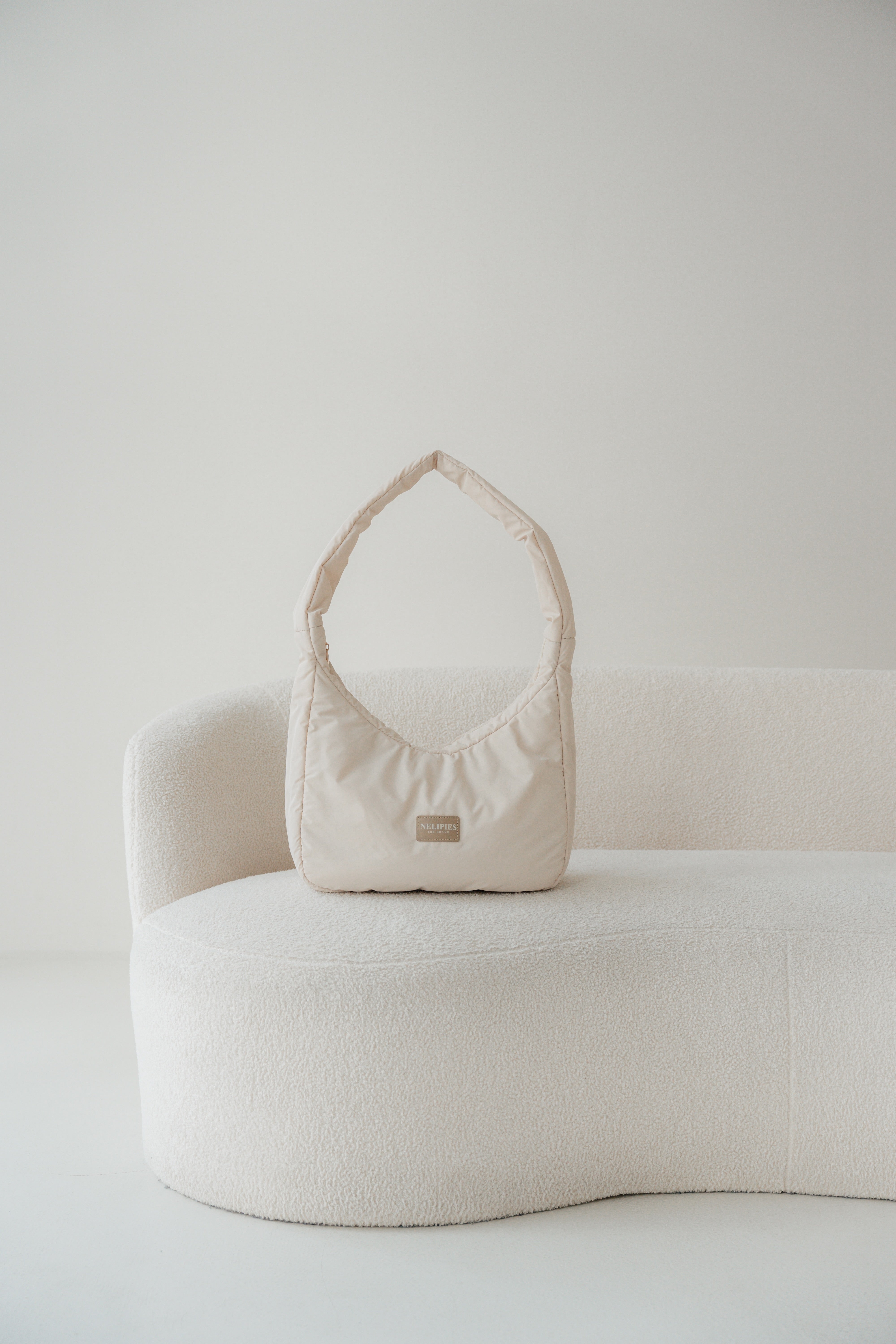 PUFFER HALFMOON BAG CREME