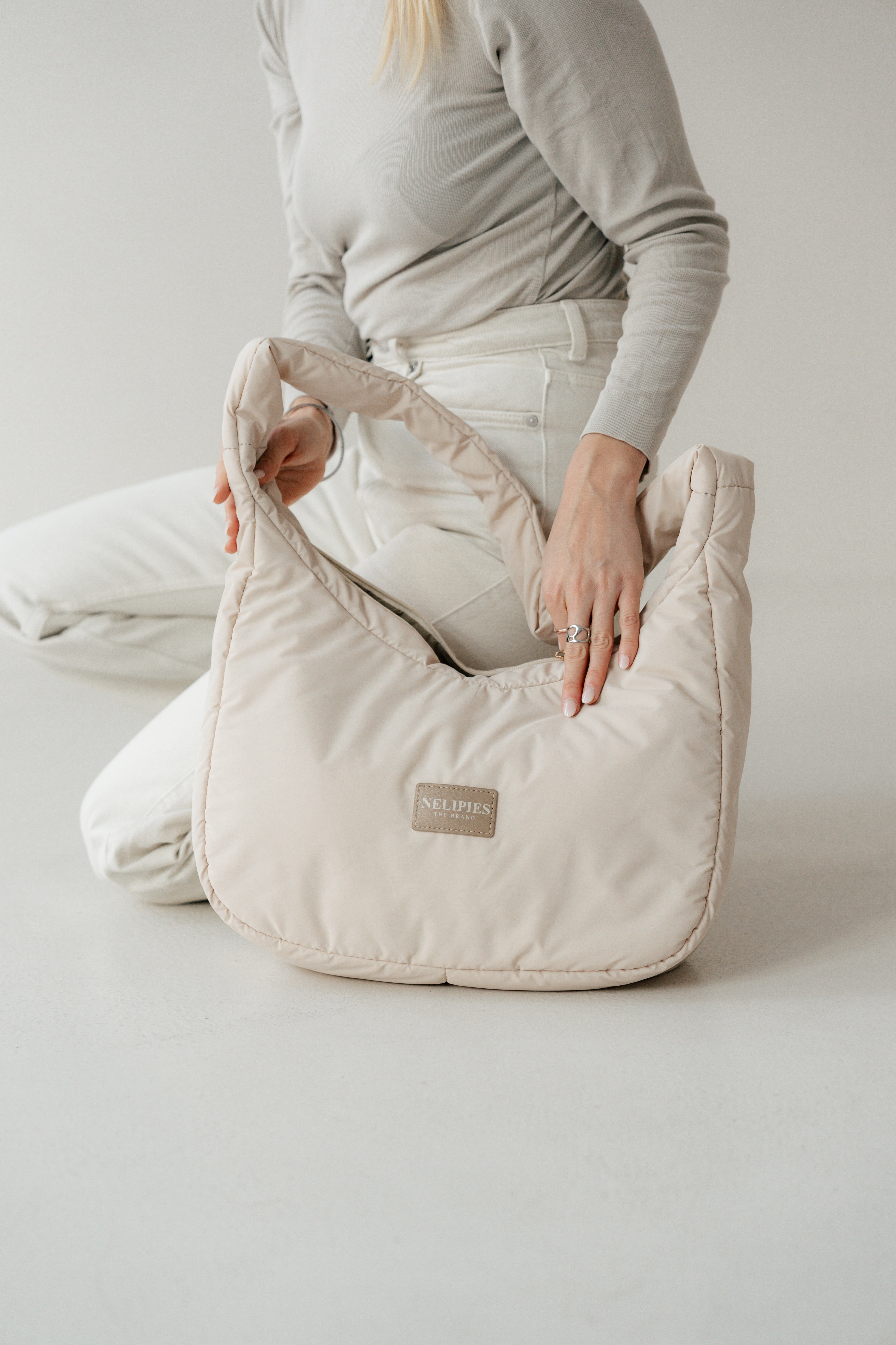PUFFER HALFMOON BAG CREME