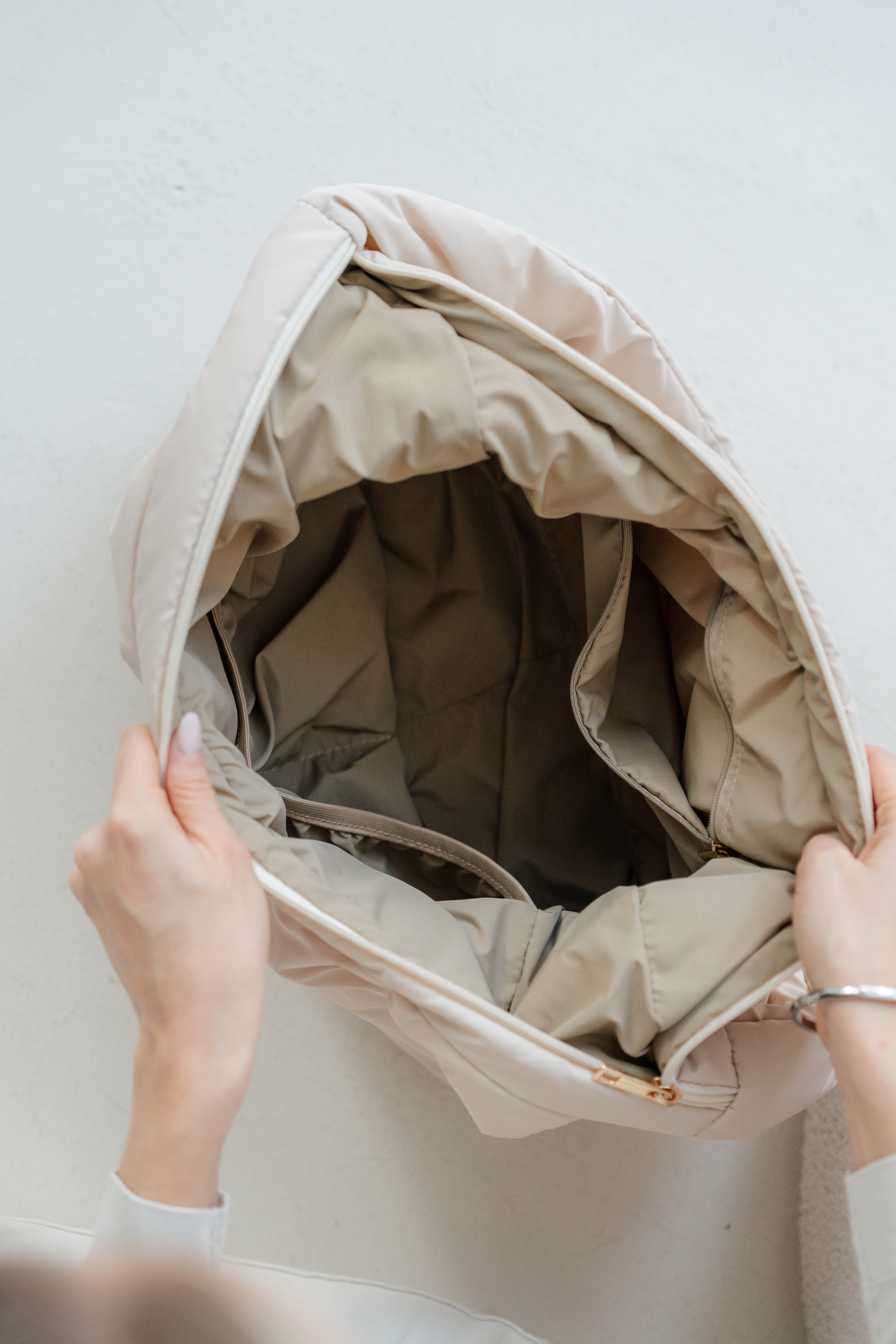 PUFFER HALFMOON BAG CREME