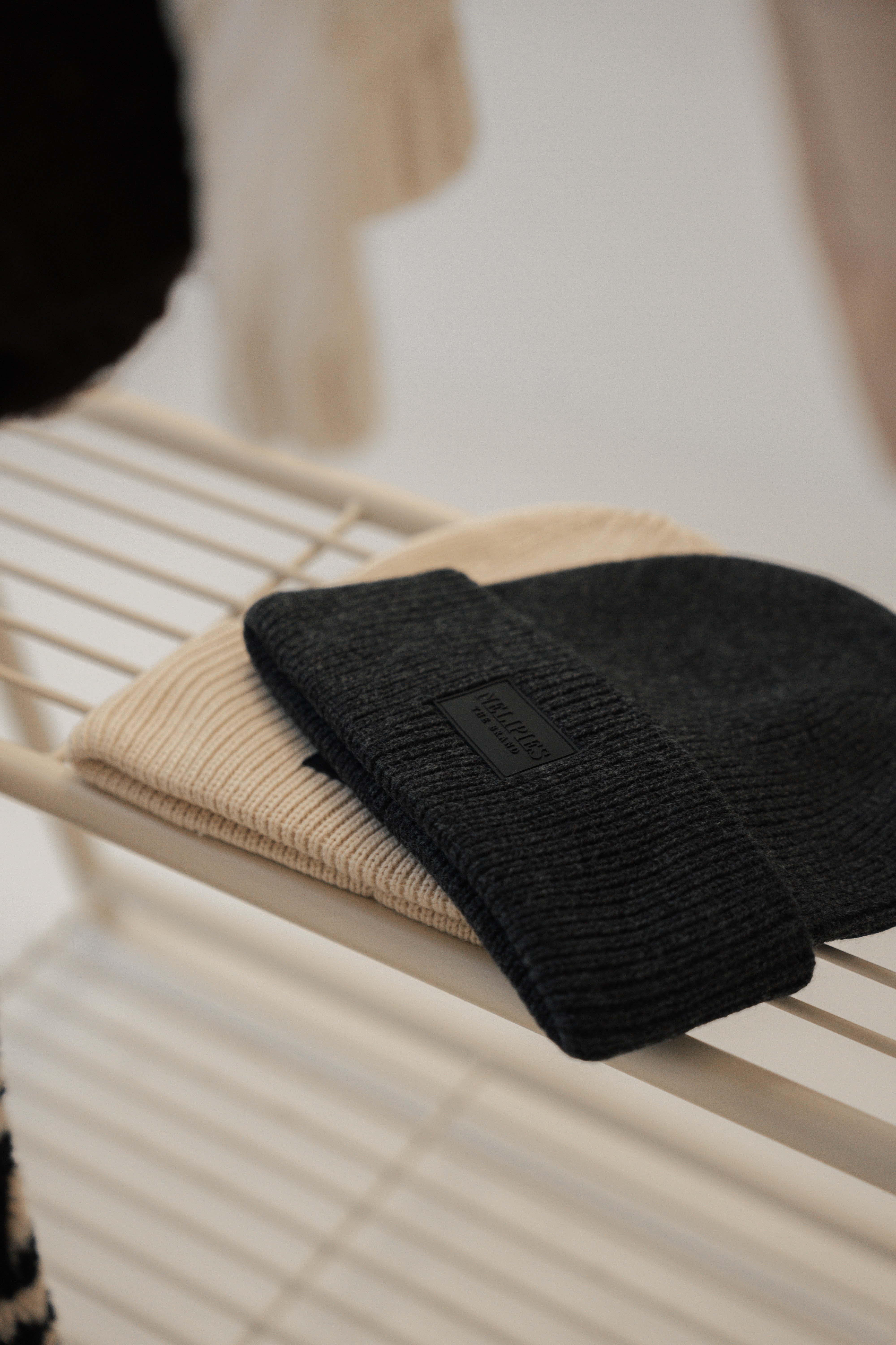 BEANIE GRAU