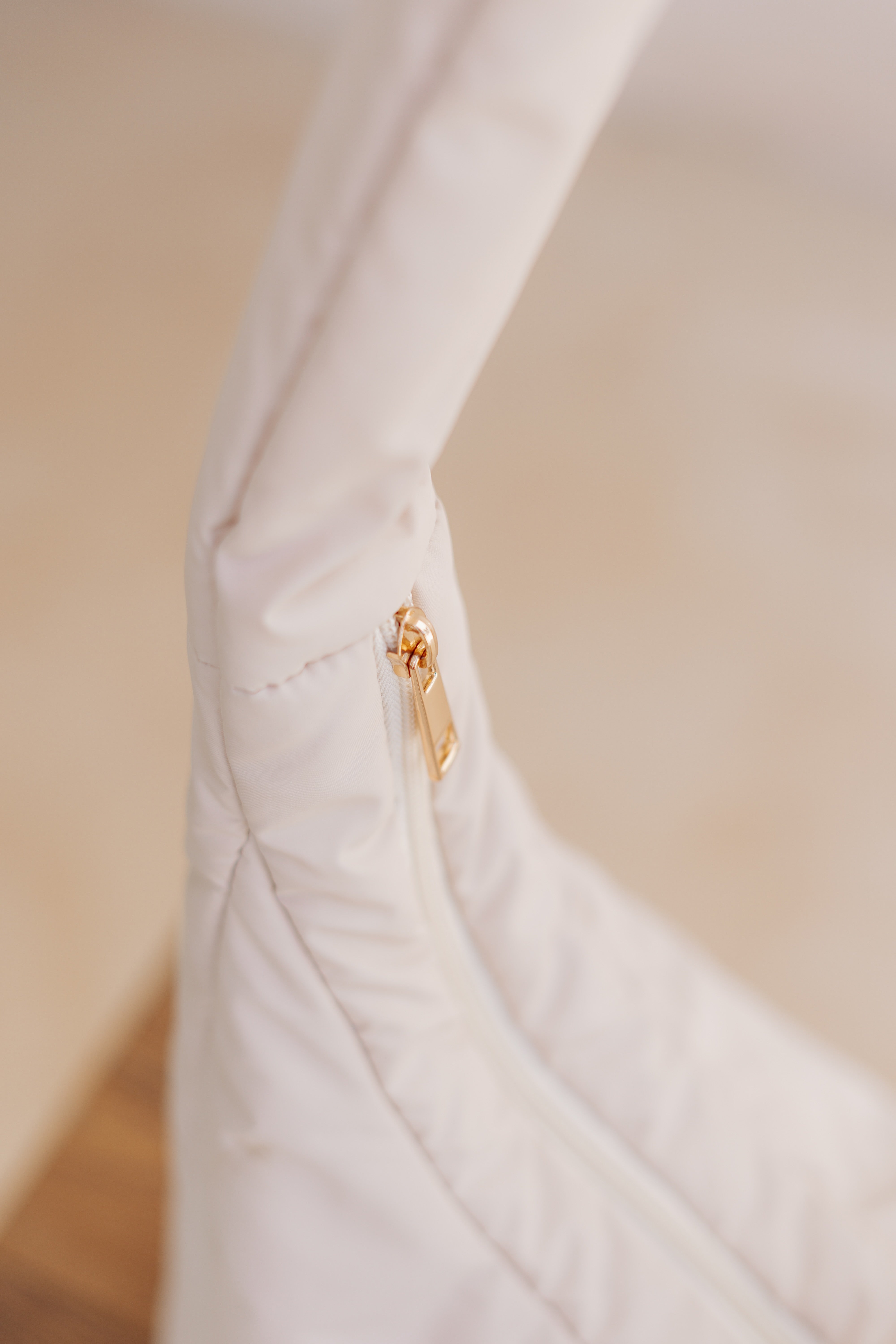 PUFFER HALFMOON BAG CREME