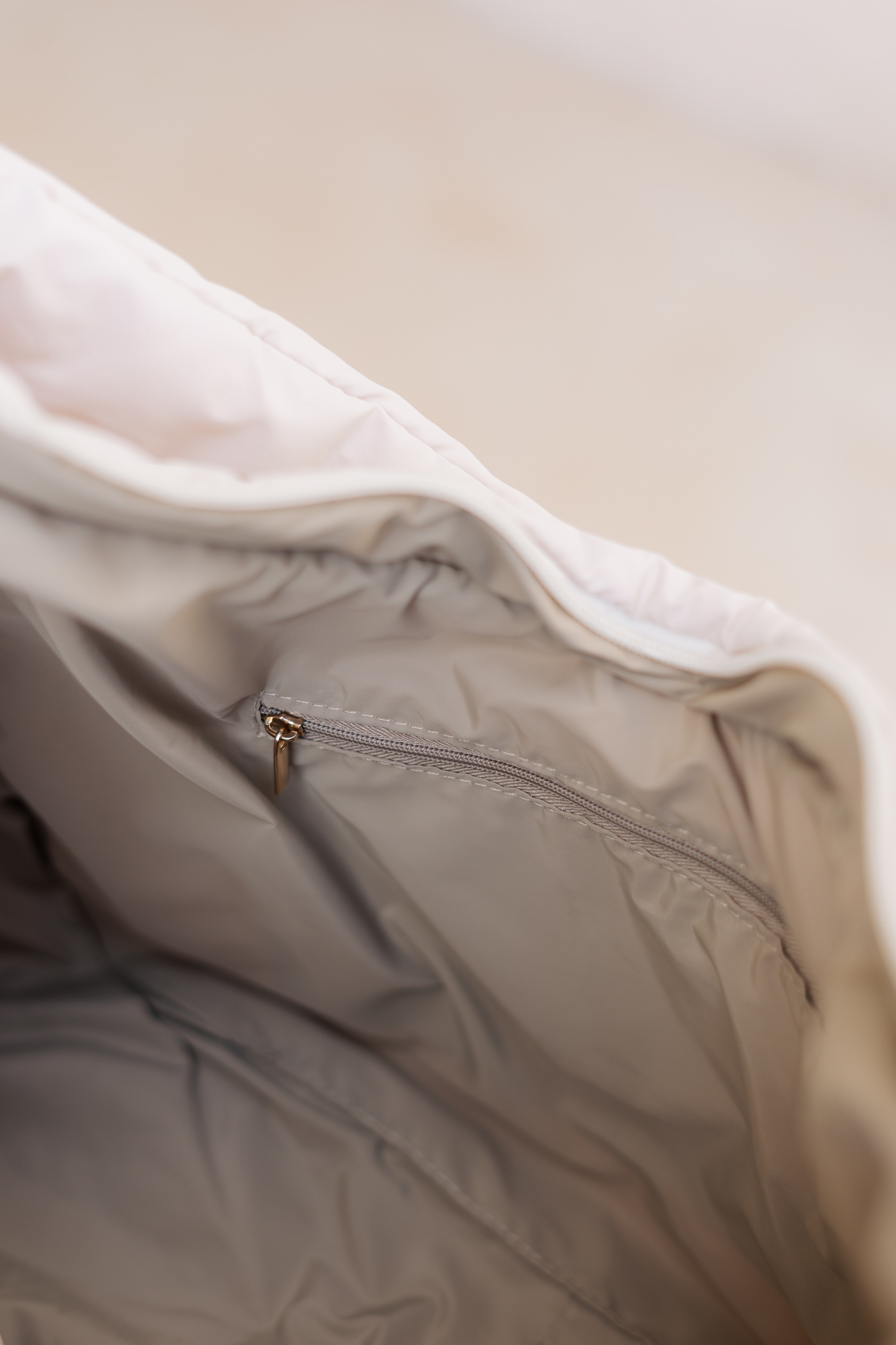 PUFFER HALFMOON BAG CREME