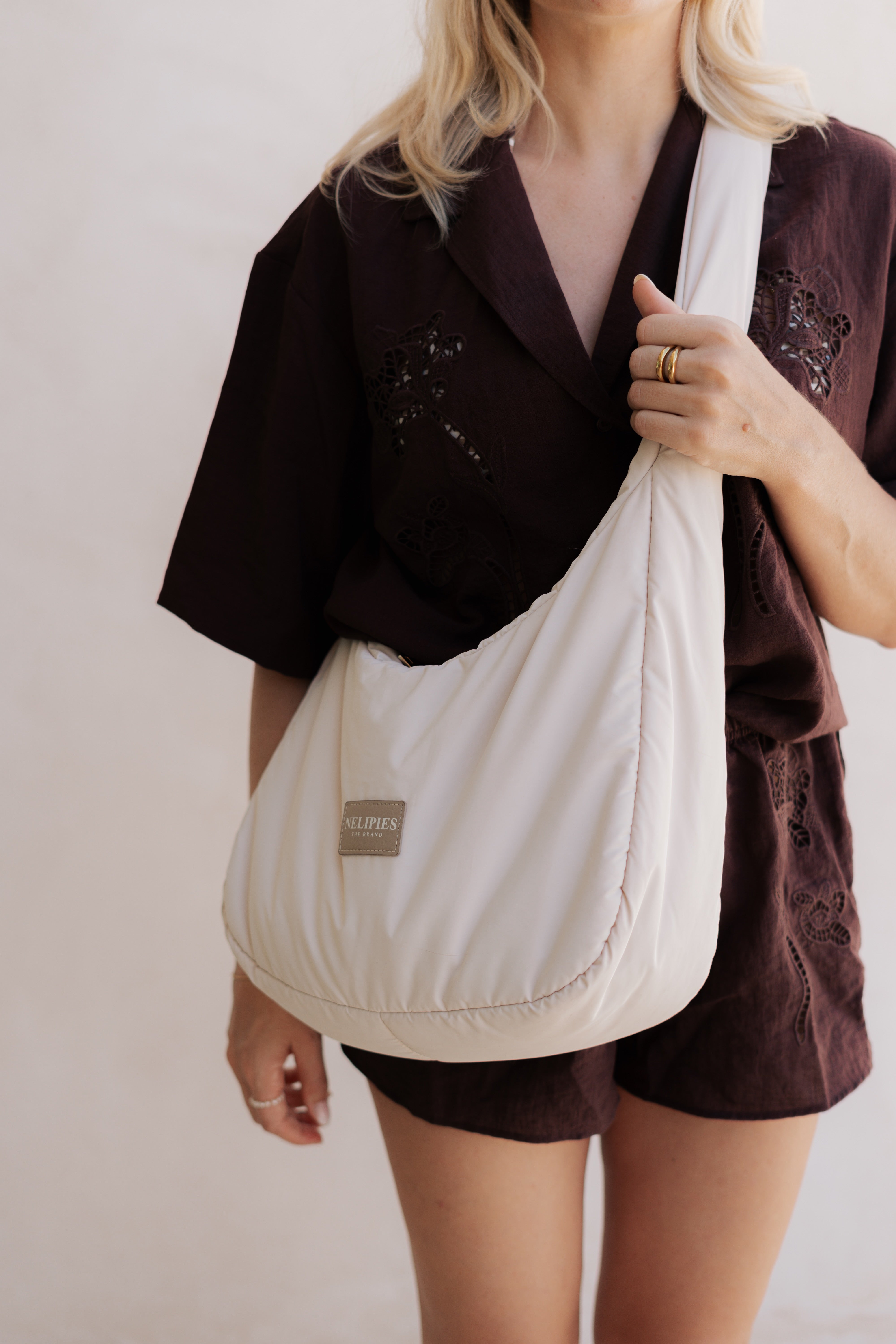 PUFFER HALFMOON BAG CREME