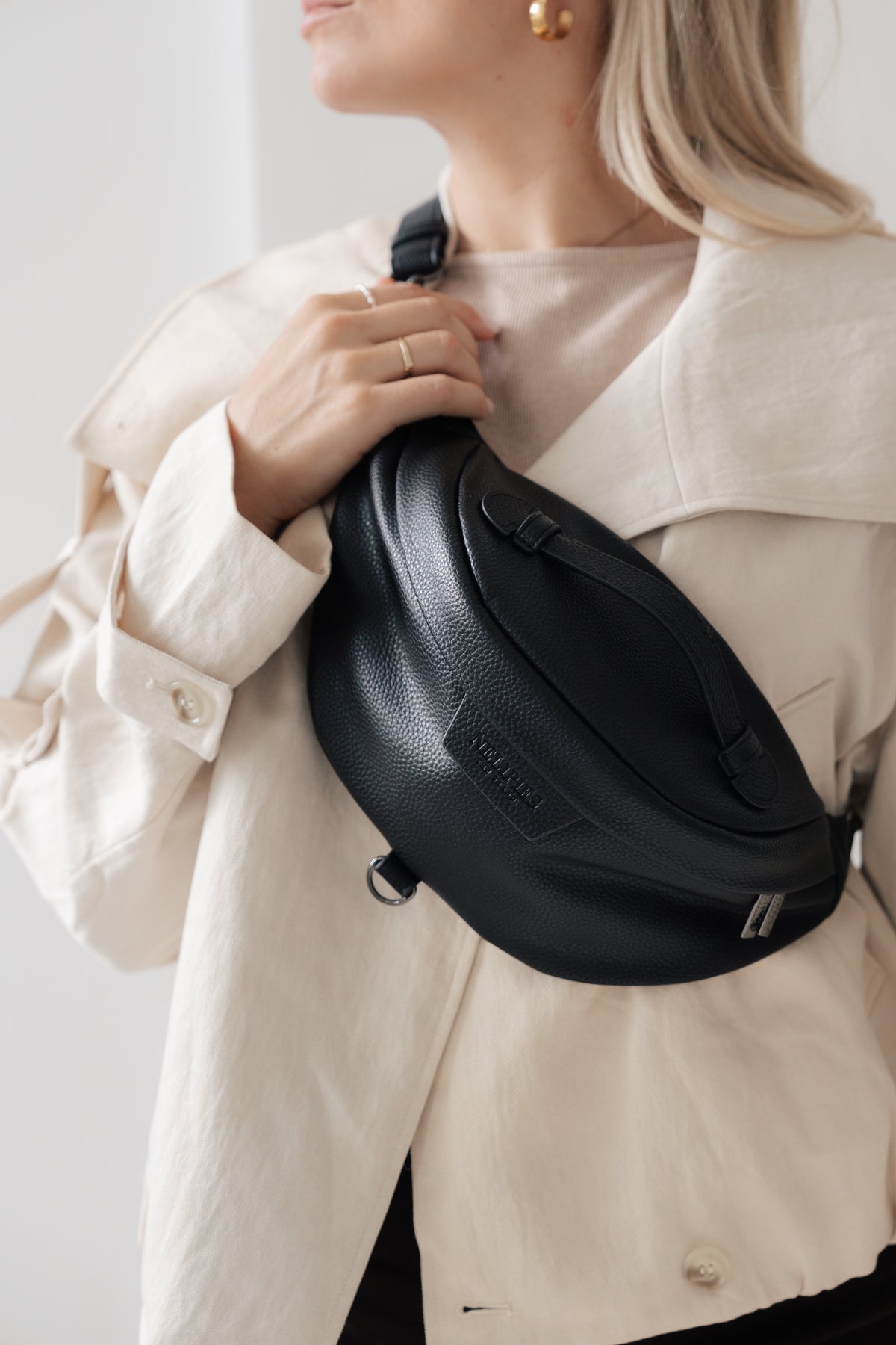 BAUCHTASCHE IN LEDEROPTIK SCHWARZ