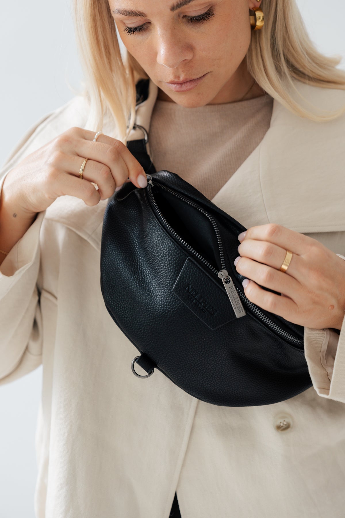 BAUCHTASCHE IN LEDEROPTIK SCHWARZ