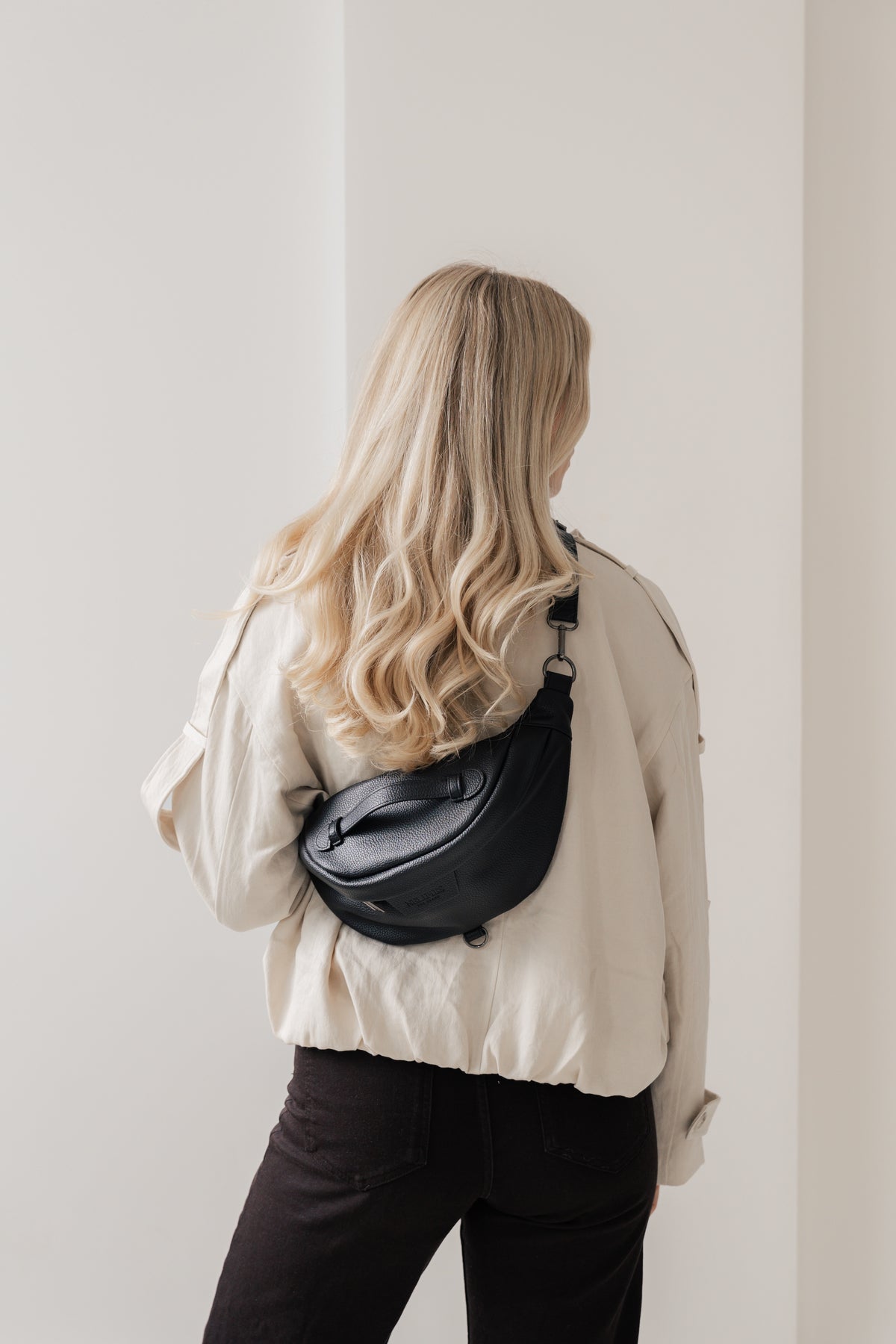 BAUCHTASCHE IN LEDEROPTIK SCHWARZ